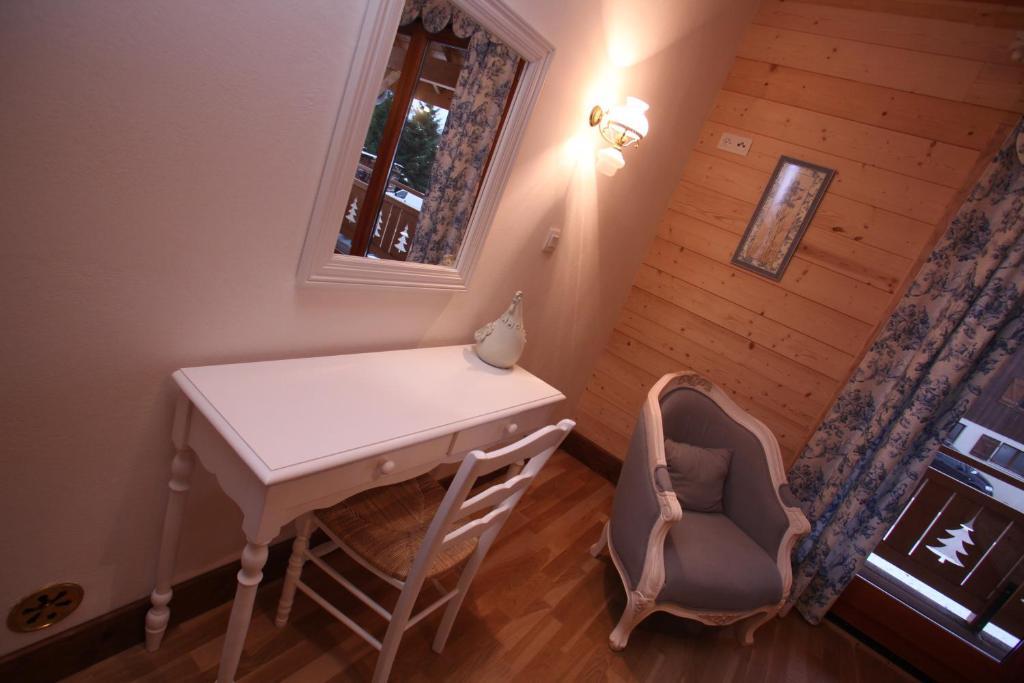 La Tour Du Coq Dore Granges-Narboz Room photo