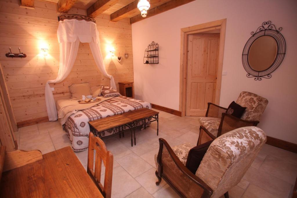 La Tour Du Coq Dore Granges-Narboz Room photo